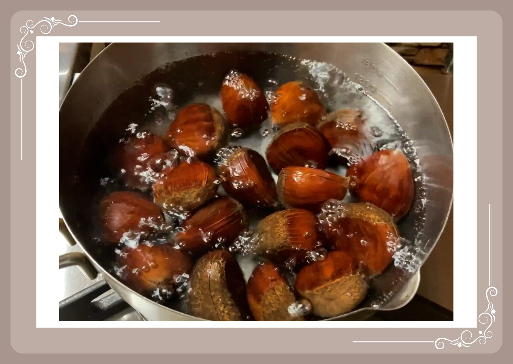 ぽろたんを茹でて皮をむいて水につける