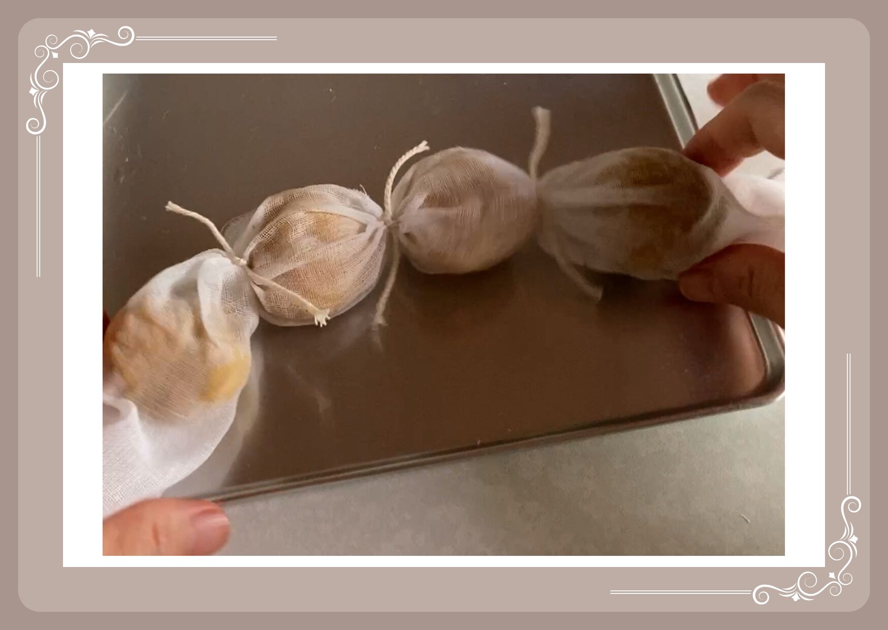 ガーゼでぽろたんを包んでタコ糸で結ぶ