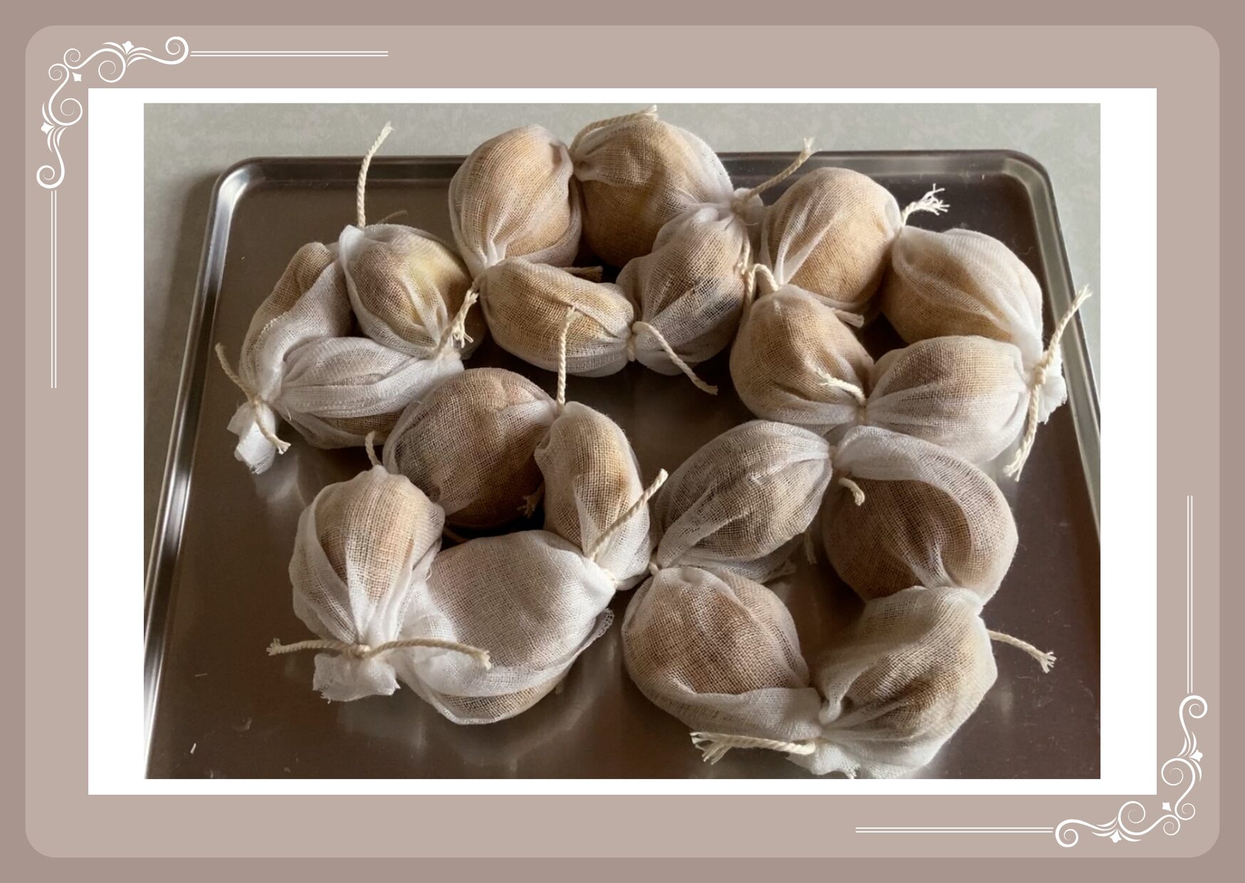 端と端を合わせて輪っかになるように結ぶ