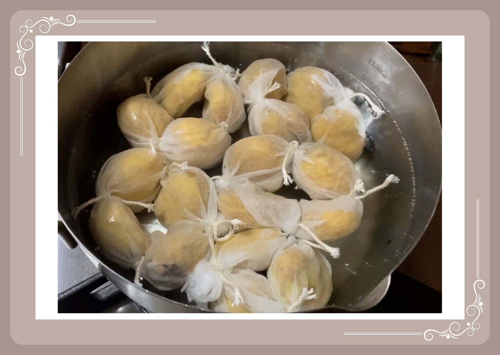 気泡が出てきたら、気泡が出てきたら弱火にしてぽろたんが柔らかくなるまで茹でる