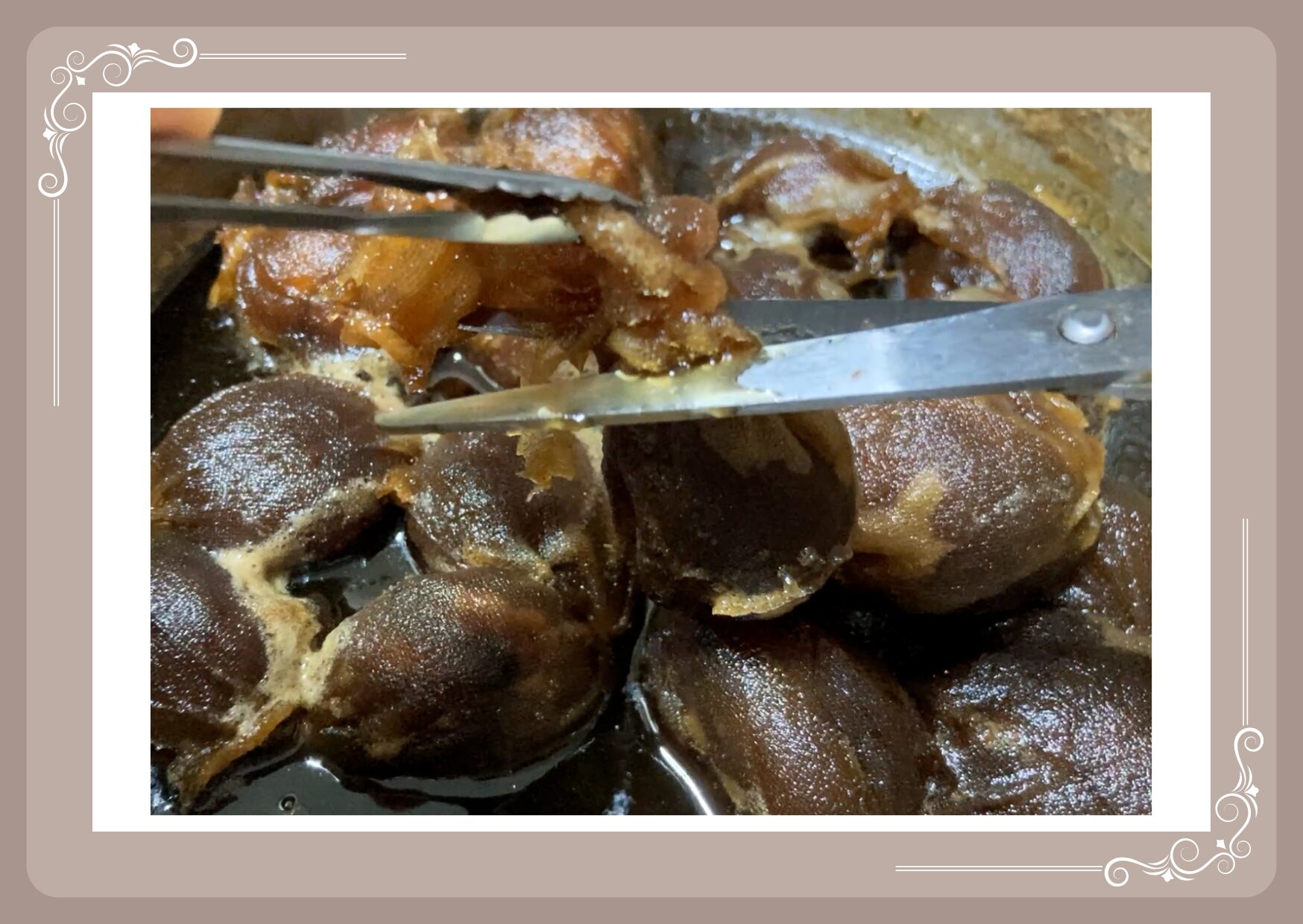 ガーゼを切ってぽろたんを取り出す