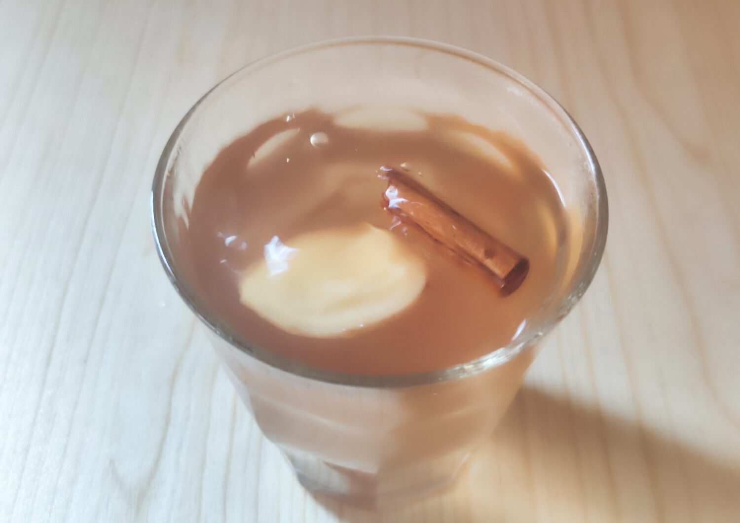 黒豆茶＋シナモンスティック＋生姜スライス