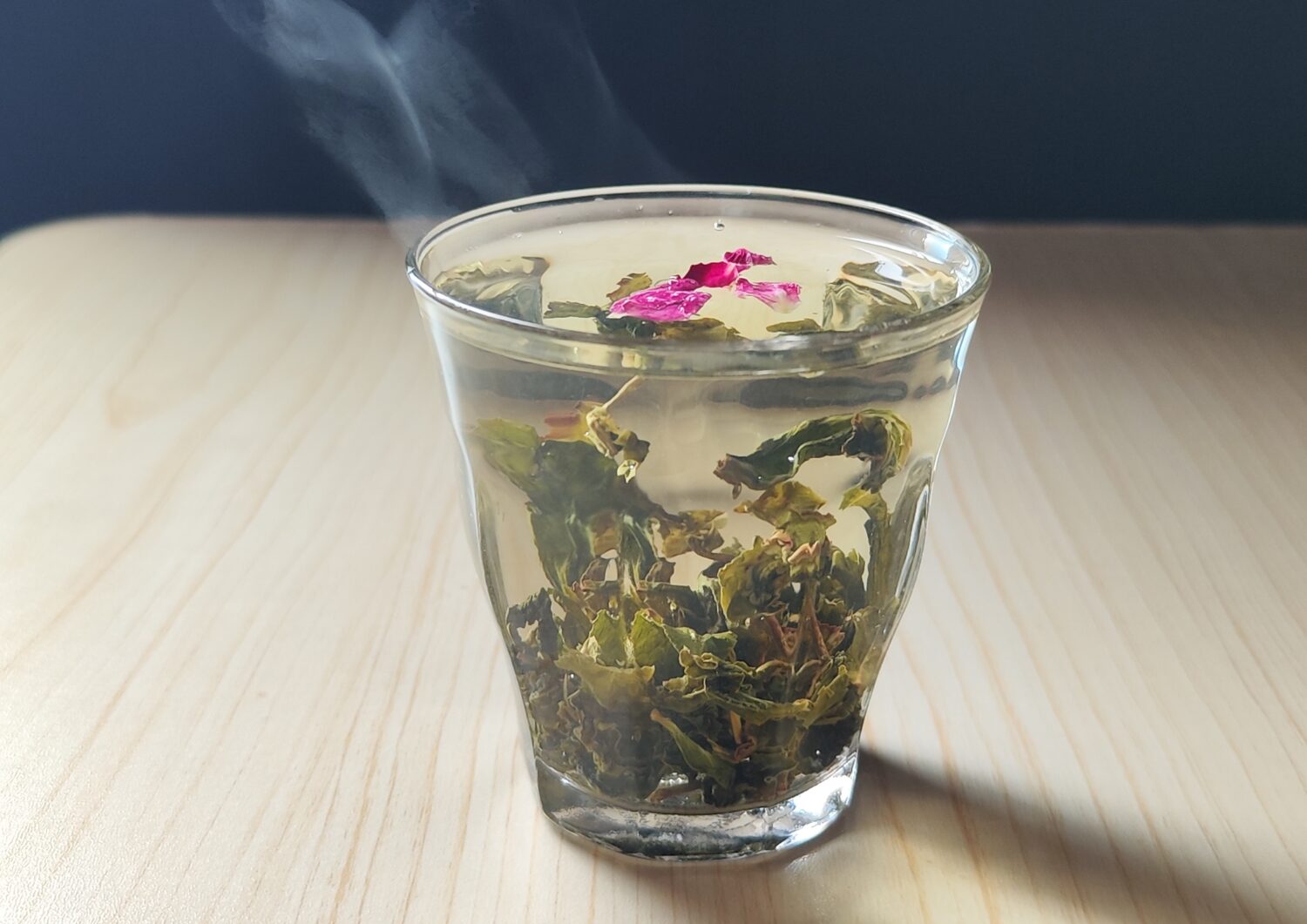 烏龍茶の茶葉をコップに入れてお湯を注いでも